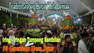 Iring iringan Tumpeng Sembilan dan 90 Gunungan Hasil Bumi dalam rangka Grebeg Besar Kota Demak [upl. by Veleda974]