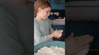 A pesar de su corta edad echa las tortillas con excelencia 🫓 elsalvadoresbello viralvideo [upl. by Falk]