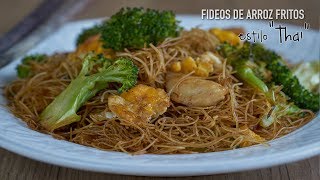 Fideos de arroz fritos con salsa de soja estilo Thai  Rice Vermicelli Pad Se Ew [upl. by Nevin336]