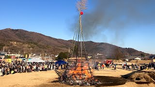 どんど焼き 茨城県つくば市小田 2023。どんど焼きとは、年神様が空へ帰っていくのをお見送りして、五穀豊穣や無病息災などを祈る祭事です。 [upl. by Sansbury]