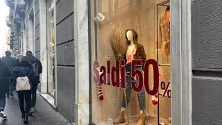 Saldi a Napoli folla nelle vie dello shopping con tanti turisti interessati [upl. by Tevis570]