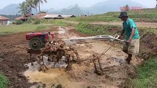 Sawah kurang air  Tanah nya jadi lengket traktor g1000 [upl. by Elleimac]