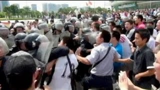 Manifestaciones por las islas japonesas reclamadas por China [upl. by Dnomyaw346]