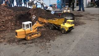 Liebherr Laderaupe belädt Tonka Dumper Modellbau Messe Wels 2018 [upl. by Deborah]