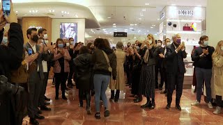 Réouverture  une haie dhonneur pour les premiers clients aux Galeries Lafayette [upl. by Allina142]