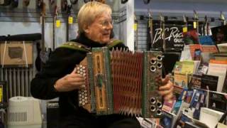 Polka King from Canada Walter Ostanek spielt auf mein Onkel Hansi sein Melodija plays on my Uncles Melodija Harmonika [upl. by Irv469]