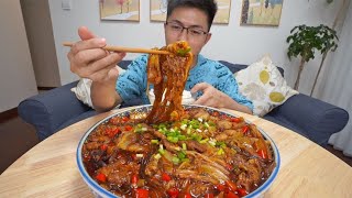 弄一锅猪肉白菜炖粉条，又香又辣嗷嗷过瘾，穿短袖一样汗直冒 [upl. by Aihseyk]