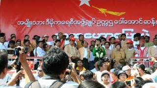 Birmanie nouveau bain de foule pour Aung San Suu Kyi en campagne [upl. by Ayotahc]