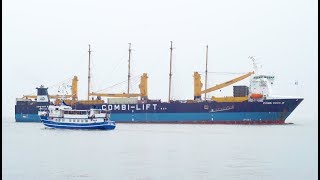 Segelschiff quotPekingquot im Dockschiff Combi Dock III vor Cuxhaven [upl. by Brandise]