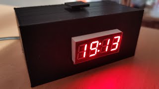 Despertador con display LED de 7 segmentos sensor de temperatura y ajuste automático del brillo [upl. by Nnairahs875]