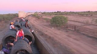 Mexique  à bord de quotla Bestiaquot le train de marchandises emprunté par les migrants [upl. by Tahp]