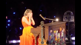 Italian crowd singing quotSEI BELLISSIMAquot to Taylor Swift [upl. by Chiang651]