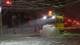 札幌市電ササラ電車2024年シーズン 出庫時パンタアークさく裂の始発電車と雪22号が離合！ [upl. by Avehs]