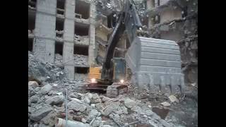 بوكلين حفارهدم وازلة برج دار غزة في مكة المكرمة   excavator  demolition and [upl. by Hanford365]