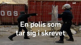 En polis som tar sig i skrevet [upl. by Bez]