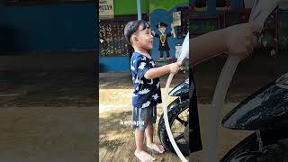 Erkan nyuci motor sekalian mandi dailyvlog shorts trending [upl. by Corabella]