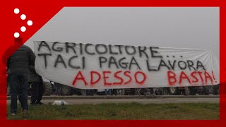 Ravenna il presidio degli agricoltori nella periferia della città dopo il corteo con i trattori [upl. by Akcemat]