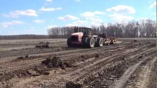 Versatile 550 Tractor pulling some pan scrapers in Illinois [upl. by Anirrehs]