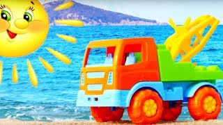 Giochi con le macchine al mareEsplorando la spiaggia con giocattoli [upl. by Dleifxam]