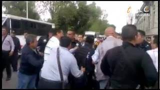 Detención de agente provoca enfrentamiento entre ministeriales y estatales en Avenida Juárez [upl. by Sihun]