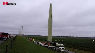 Deel van windmolen afgebroken op Eemmeerdijk [upl. by Edee400]