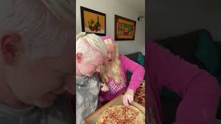 Ritual de cortejo 😁🥰albinismo albinism humor oscarylaura pizza food funny albinos [upl. by Leonid]