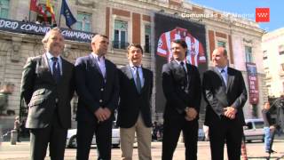 Dos camisetas gigantes del Real Madrid y del Atlético adornan la Puerta del Sol [upl. by Cacilia]