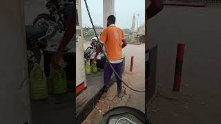 petrol pump per tel Tel le rahe hain 😱 YouTube channel khurshidvloger [upl. by Yblek]