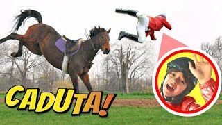 VLOG SOFI È CADUTA DA CAVALLO SI È FATTA MALE e Moni ha avuto tanta paura Lezione finita male [upl. by Ttreve685]