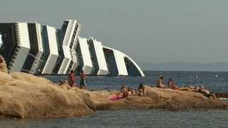 Italie Le naufrage du Costa Concordia attraction touristique [upl. by Idnew30]