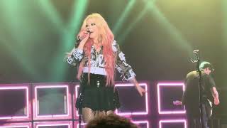 Avril Lavigne NÃ®mes 2024  Smile extrait [upl. by Hansen244]