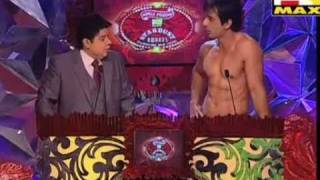 SONU SOOD TAKING OFF HIS SHIRT FOR THE ROLE IN HOUSEFULL 2 AT MAX Stardust Awards 2011 [upl. by Airuam]