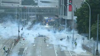 La police de Hong Kong tire du gaz lacrymogène sur les manifestants prodémocratie  AFP Images [upl. by Bathilda]