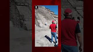 Turista sube pirámide de la luna en Teotihuacán [upl. by Odlaniger]