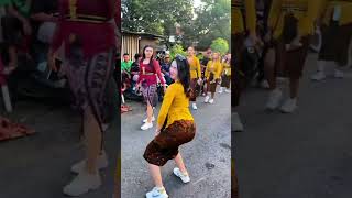 Kebaya Kuning Meresahkan 😂 karnaval soundhoregsurabaya [upl. by Idnor]