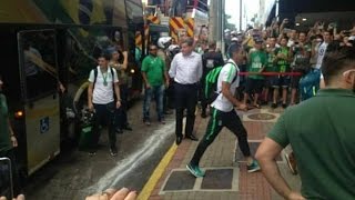 Así reciben al Atlético Nacional los aficionados de Chapecoense en el hotel de concentracion [upl. by Nnylarej]