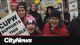 Postal Workers across Manitoba rally in solidarity with hopes of reaching a new contract [upl. by Reivad]