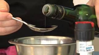 Comment faire une vinaigrette simple et rapide [upl. by Yztim902]