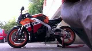 Scottoiler fitting to CBR1000RR Fireblade wwwzippysworldcouk [upl. by Mercuri]